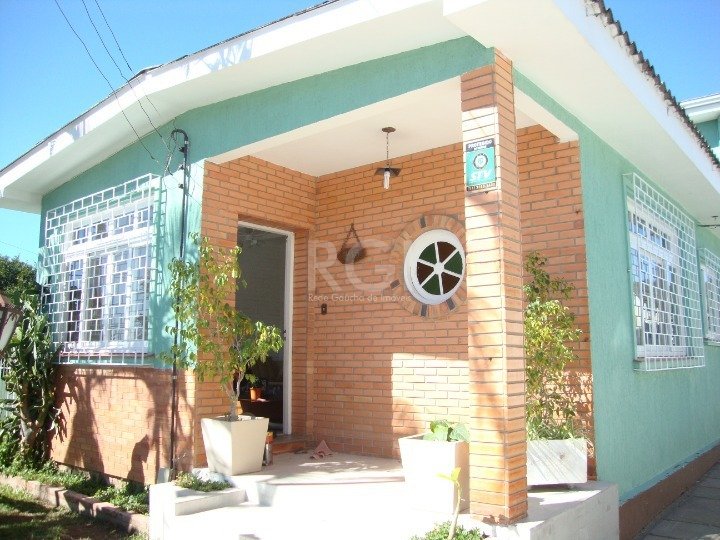 Casa com 140m², 3 dormitórios, 2 suítes, 1 vaga no bairro Partenon em Porto Alegre para Comprar