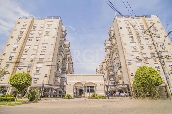 Cobertura com 155m², 3 dormitórios, 1 suíte, 2 vagas no bairro São Sebastião em Porto Alegre para Comprar