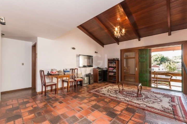 Casa com 247m², 4 dormitórios, 1 suíte, 5 vagas no bairro Glória em Porto Alegre para Comprar