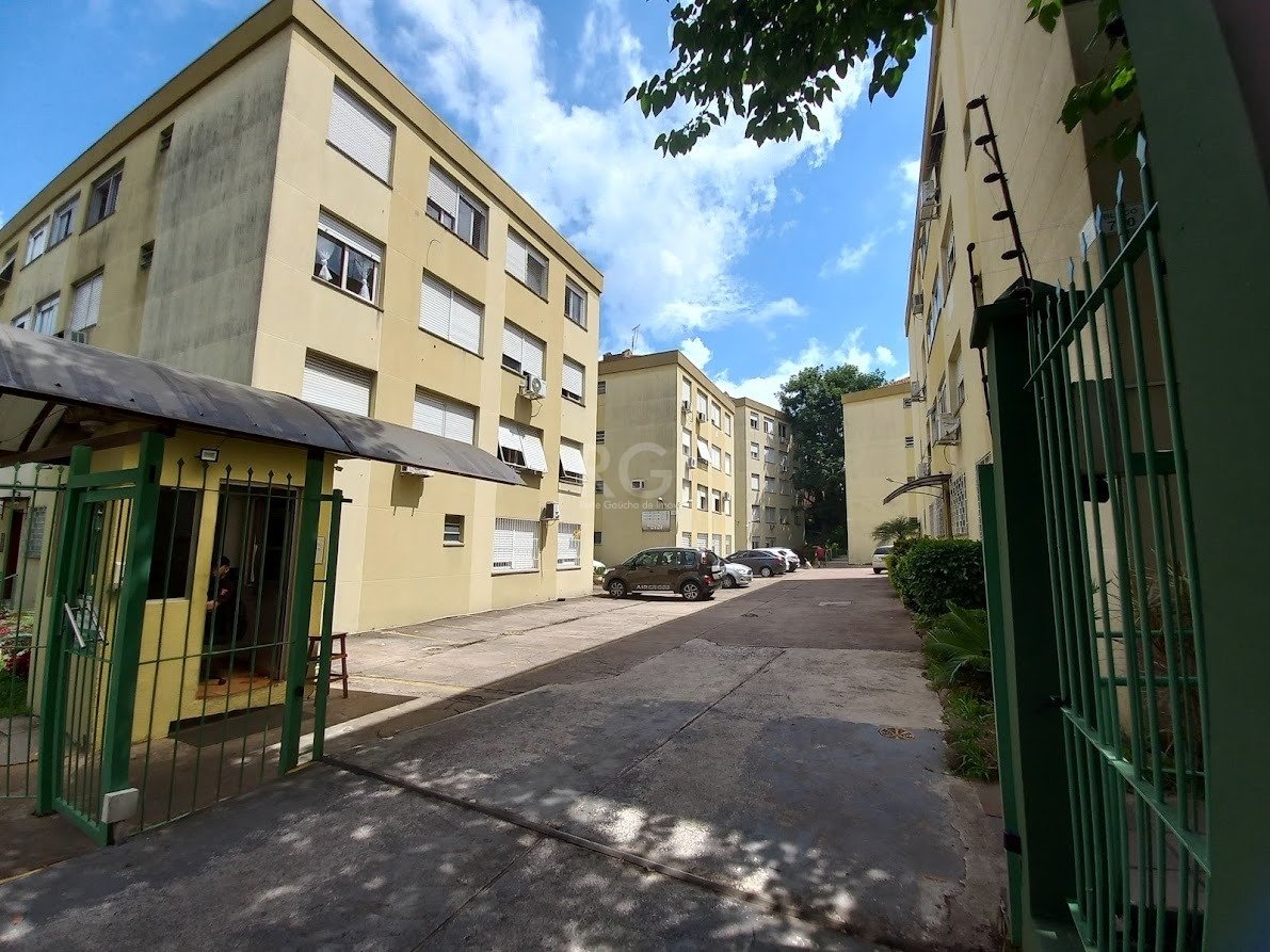 Apartamento com 59m², 2 dormitórios, 1 vaga no bairro Passo da Areia em Porto Alegre para Comprar