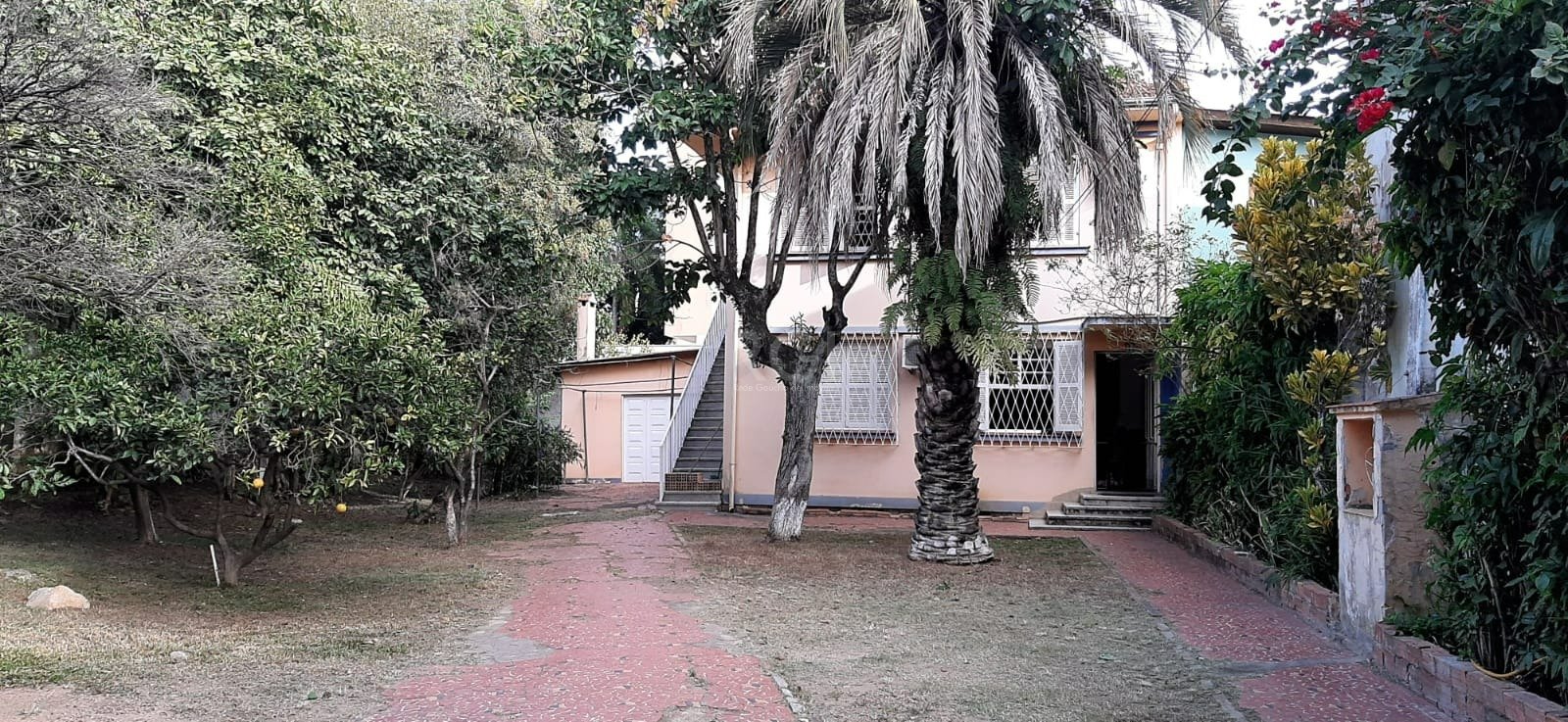 Casa com 200m², 6 dormitórios, 6 vagas no bairro Medianeira em Porto Alegre para Comprar