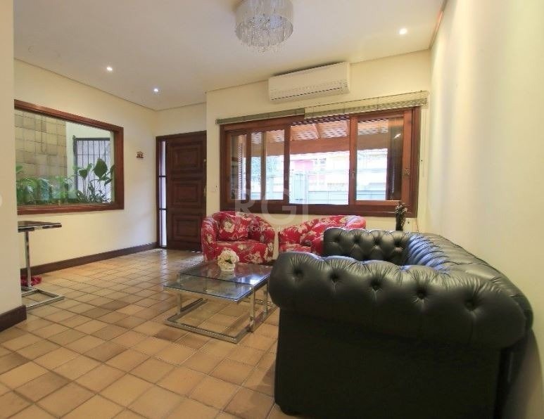 Casa com 395m², 4 dormitórios, 4 suítes, 2 vagas no bairro Santana em Porto Alegre para Comprar