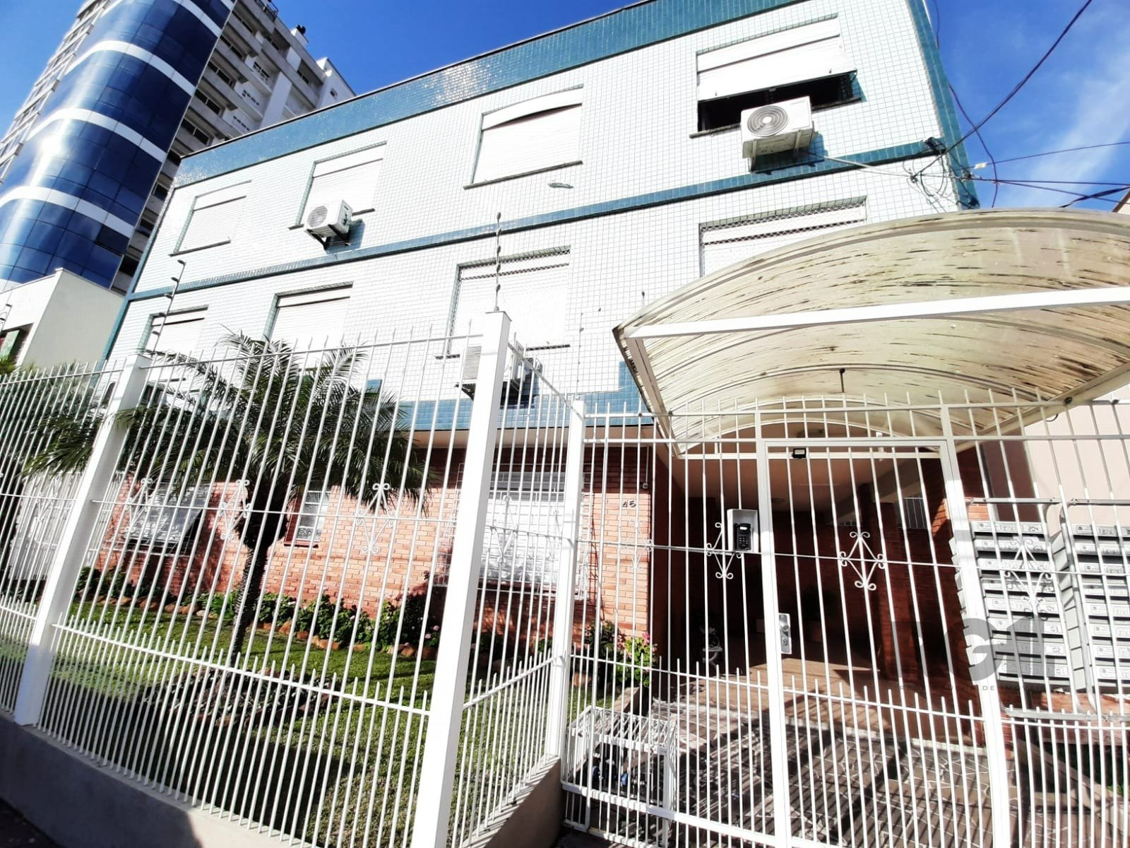 Apartamento com 65m², 2 dormitórios no bairro Menino Deus em Porto Alegre para Comprar