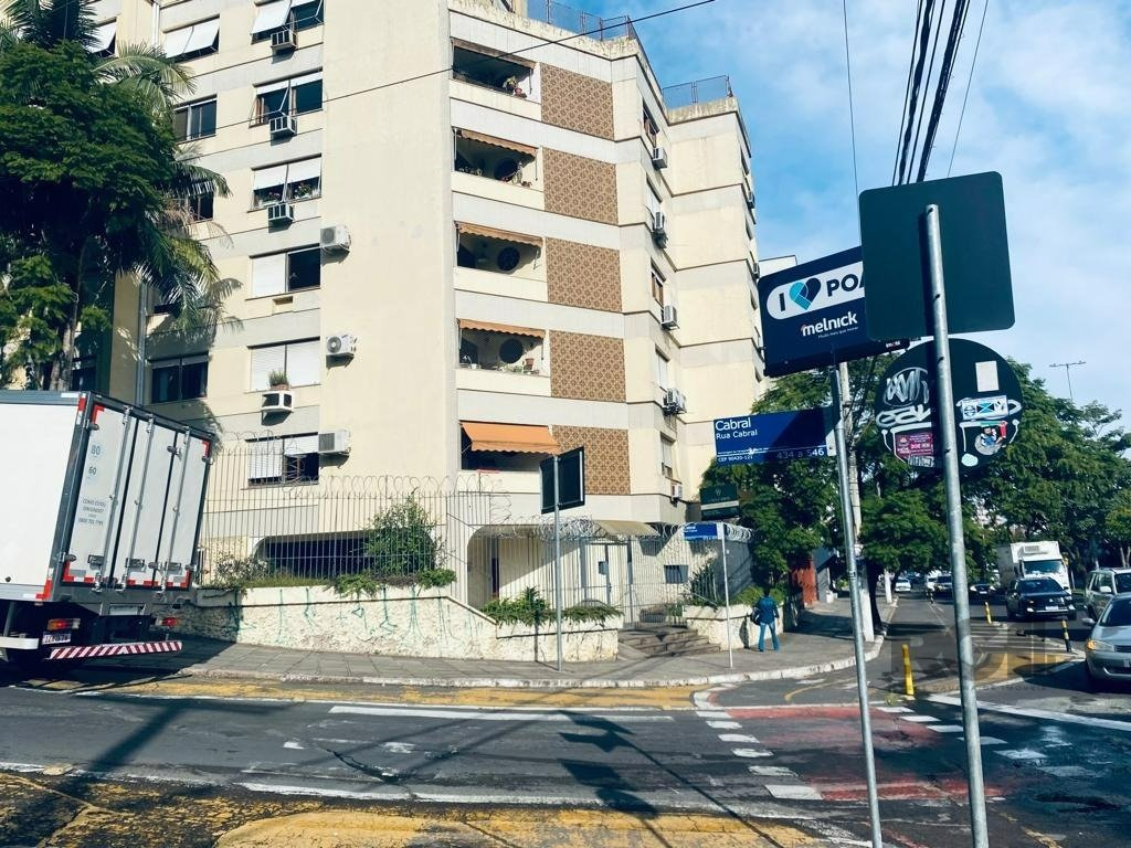 Apartamento com 118m², 3 dormitórios, 1 suíte, 1 vaga no bairro Rio Branco em Porto Alegre para Comprar
