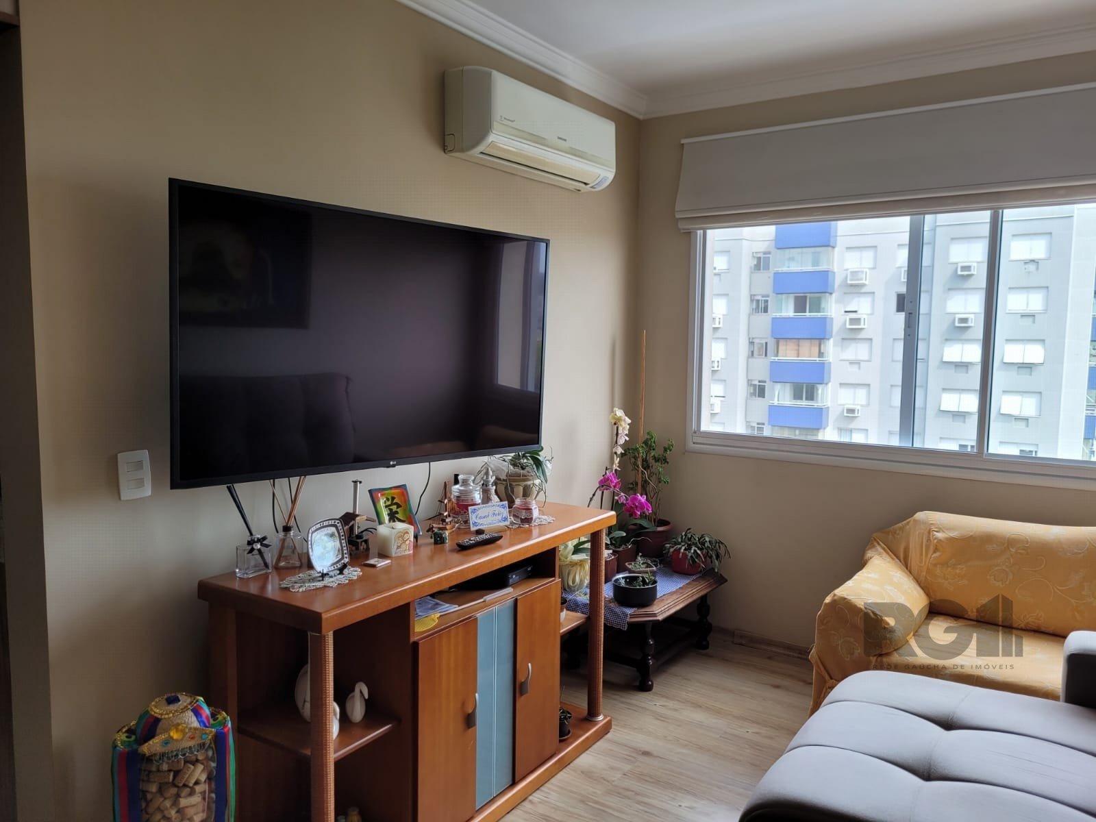 Apartamento com 78m², 3 dormitórios, 1 suíte, 2 vagas no bairro Santana em Porto Alegre para Comprar