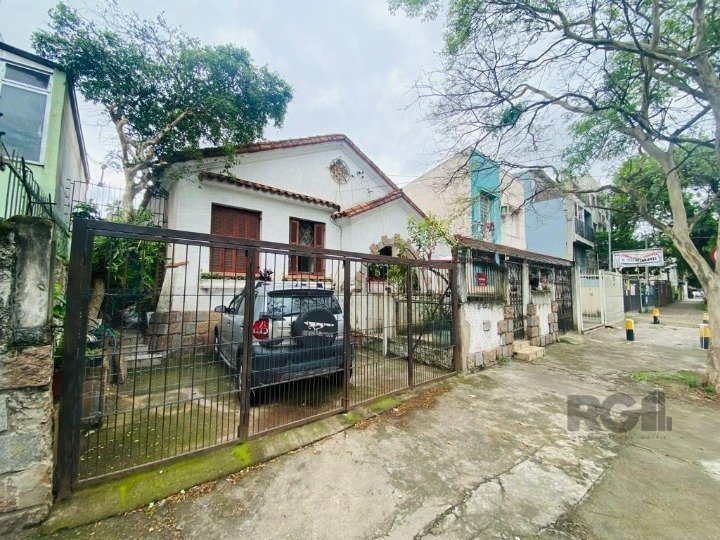 Casa com 300m², 3 dormitórios, 5 vagas no bairro Santana em Porto Alegre para Comprar