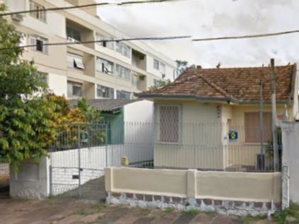 Casa com 80m², 3 dormitórios, 6 vagas no bairro Medianeira em Porto Alegre para Comprar