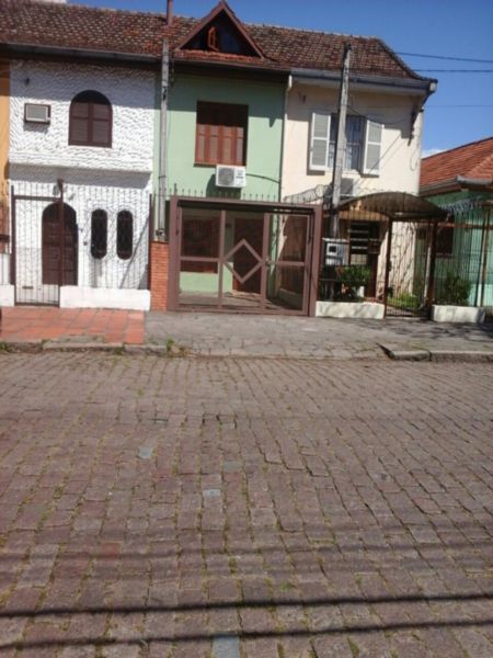 Casa com 92m², 2 dormitórios, 1 suíte, 1 vaga no bairro Santana em Porto Alegre para Comprar