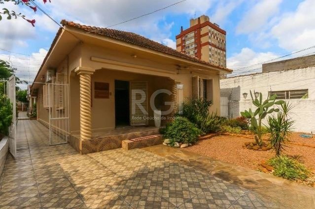 Casa com 160m², 3 dormitórios, 3 vagas no bairro Partenon em Porto Alegre para Comprar