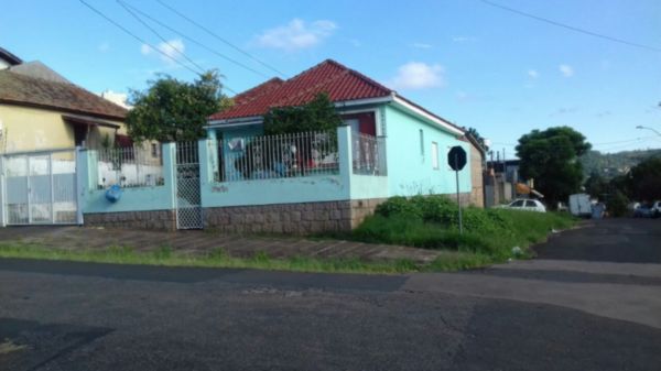 Casa com 115m², 3 dormitórios, 3 vagas no bairro Medianeira em Porto Alegre para Comprar