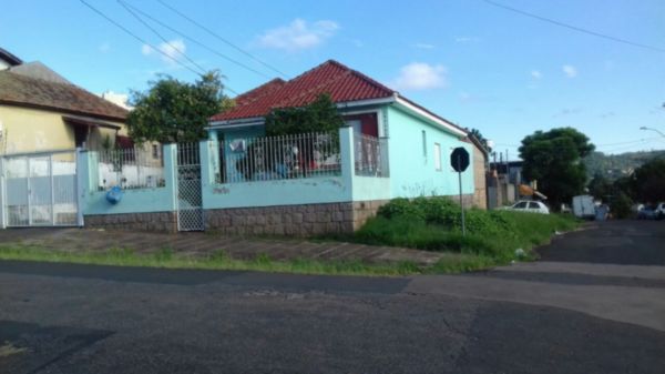 Casa à venda com 115m², 3 quartos, 3 vagas no bairro Medianeira em Porto Alegre