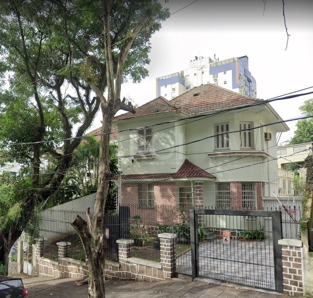 Casa com 220m², 3 dormitórios, 1 suíte, 8 vagas no bairro Independência em Porto Alegre para Comprar