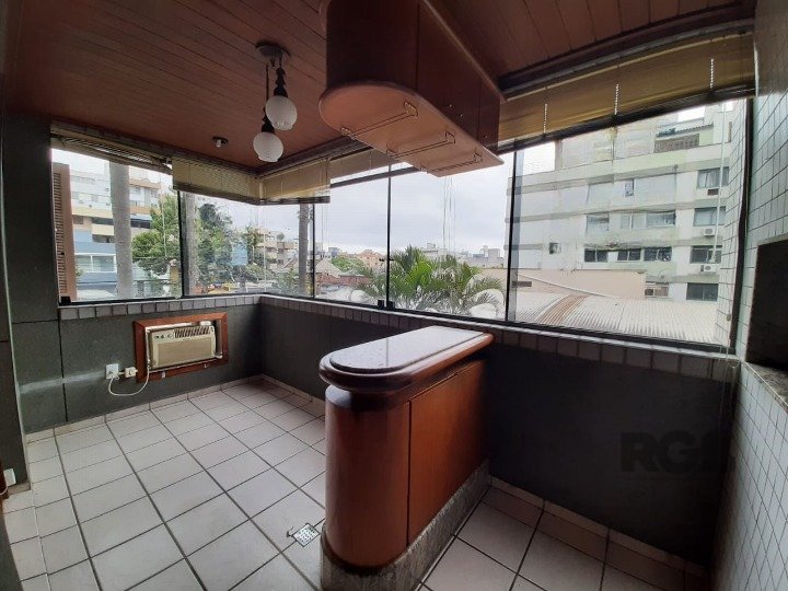 Apartamento com 95m², 3 dormitórios, 1 suíte, 1 vaga no bairro Santana em Porto Alegre para Comprar