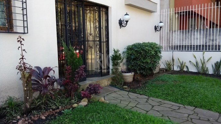 Casa com 564m², 4 dormitórios, 2 suítes, 2 vagas no bairro Vila Assunção em Porto Alegre para Comprar
