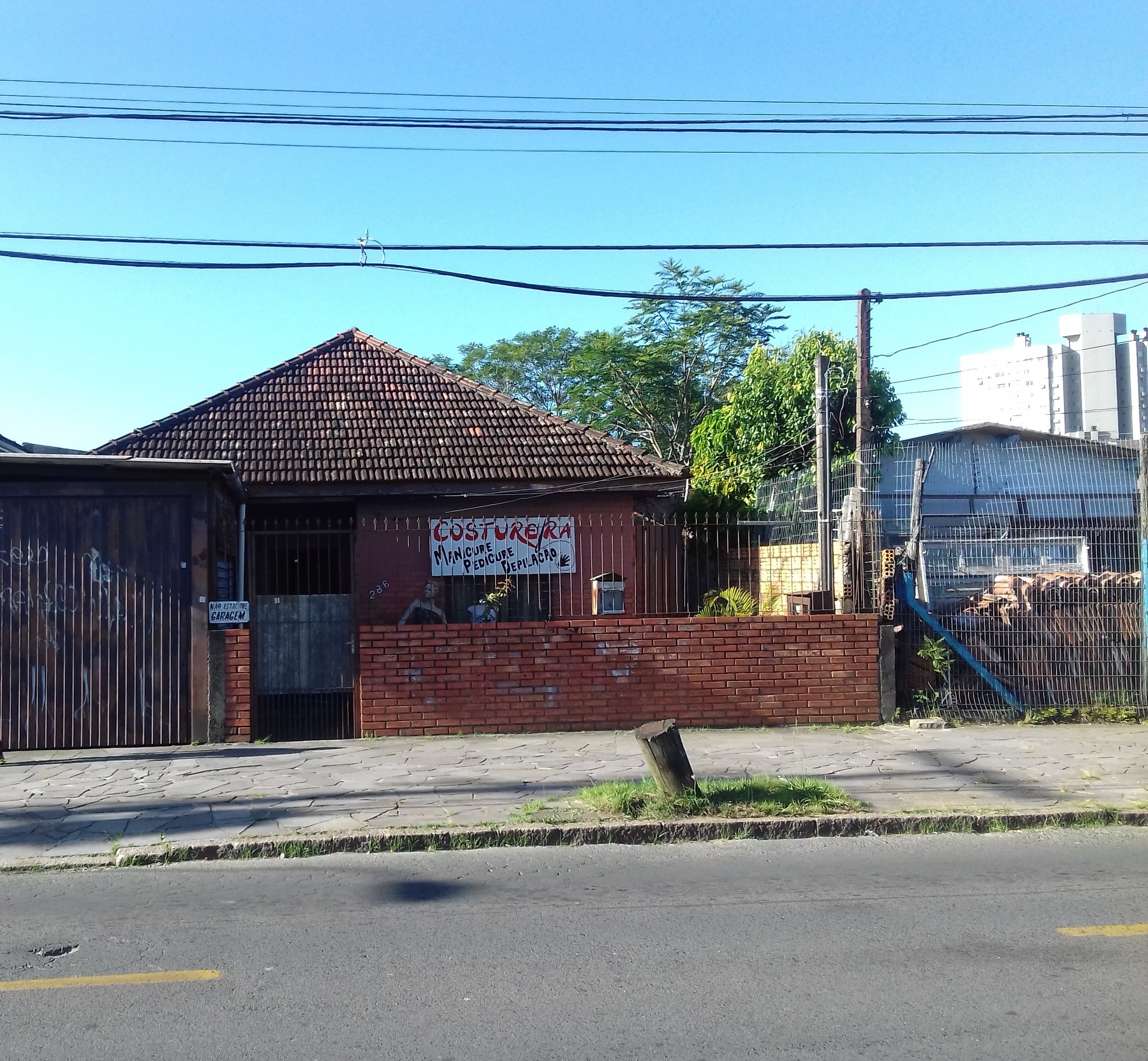 Casa com 75m², 3 dormitórios, 2 vagas no bairro Partenon em Porto Alegre para Comprar