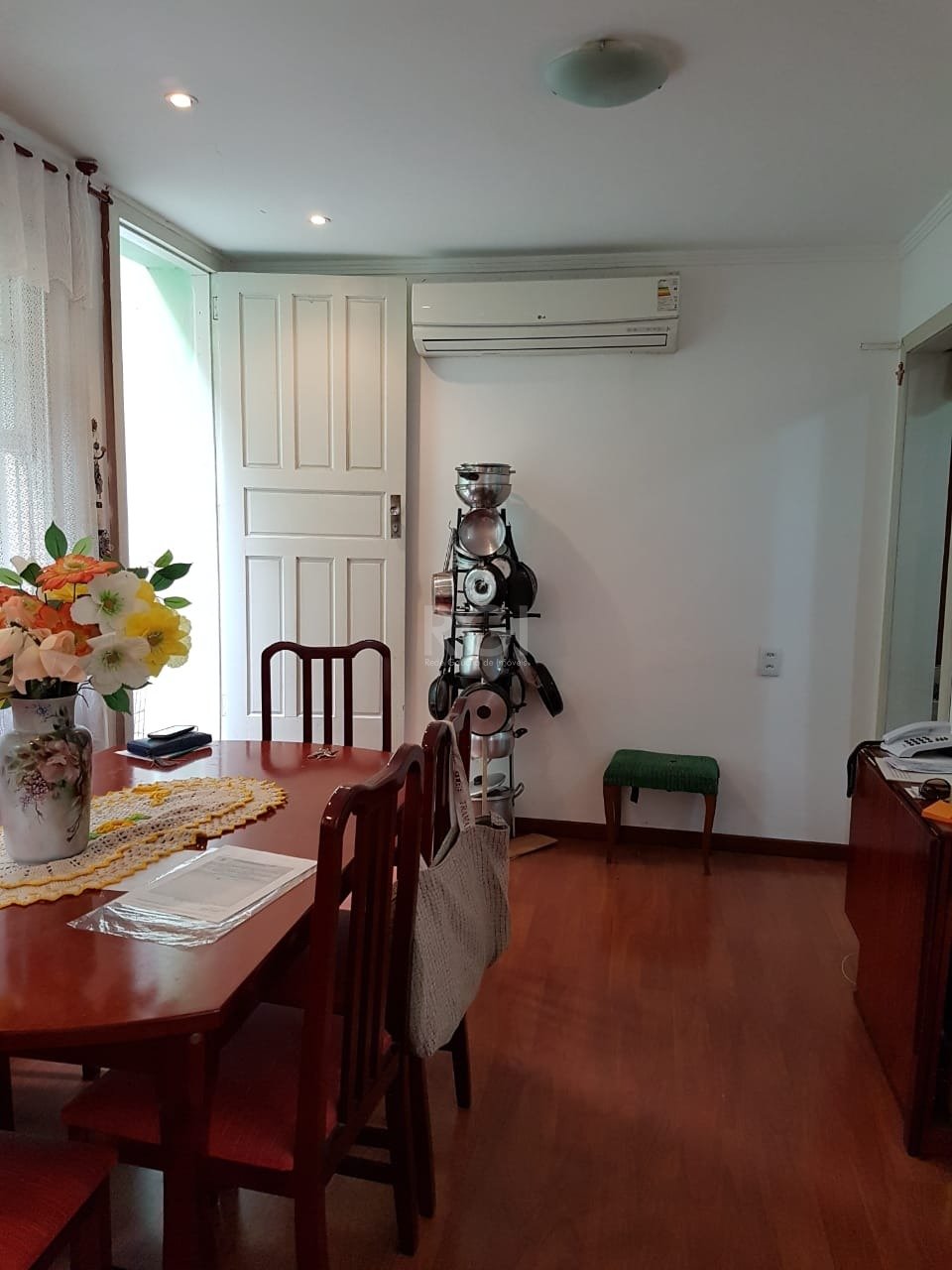 Casa à venda com 250m², 5 quartos, 5 vagas no bairro Jardim Botânico em Porto Alegre
