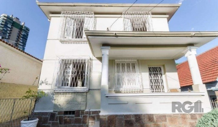 Casa com 360m², 4 dormitórios, 1 suíte, 6 vagas no bairro Petrópolis em Porto Alegre para Comprar