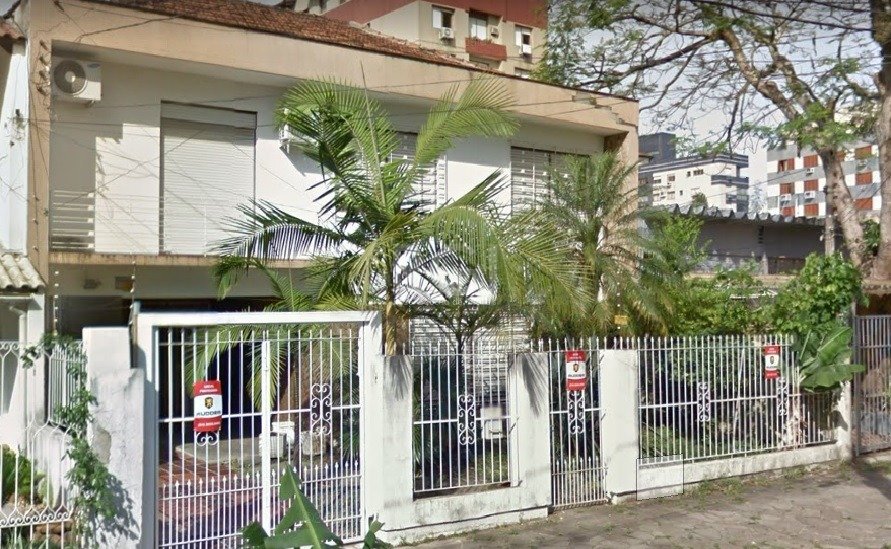 Casa com 400m², 5 dormitórios, 3 vagas no bairro Santana em Porto Alegre para Comprar