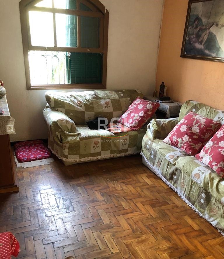 Casa à venda com 143m², 3 quartos, 2 vagas no bairro Medianeira em Porto Alegre