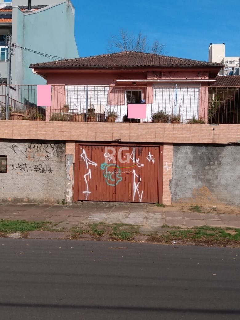 Casa com 280m², 4 dormitórios, 1 vaga no bairro Santana em Porto Alegre para Comprar