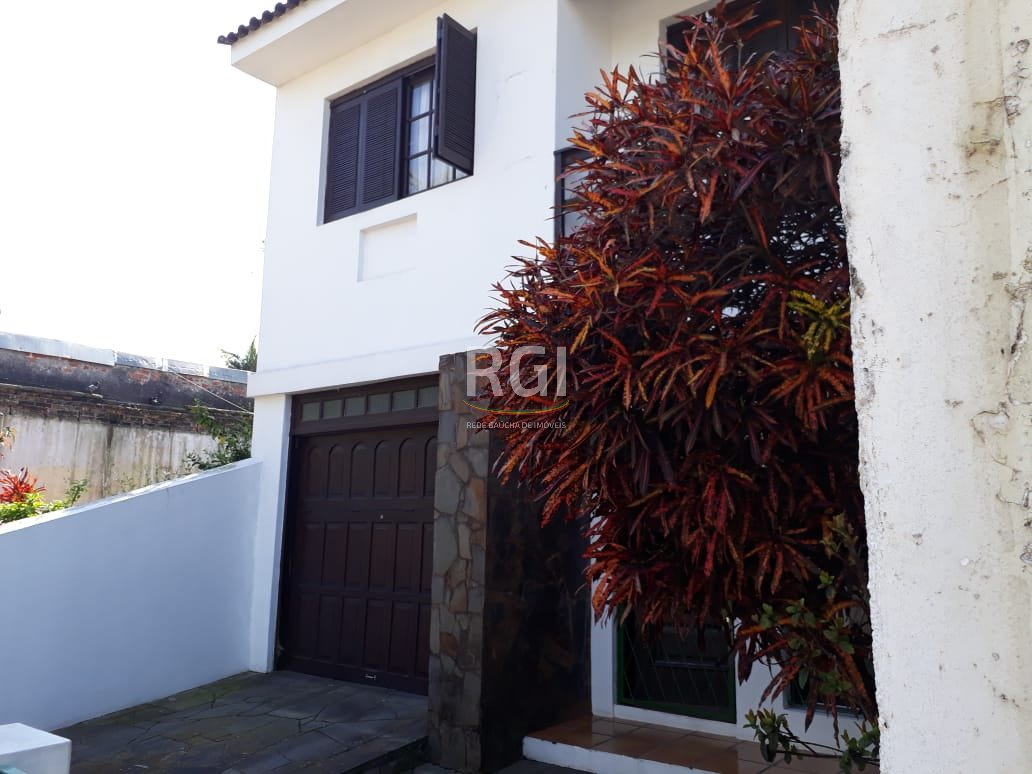 Casa à venda com 200m², 3 quartos, 1 suíte, 1 vaga no bairro Santana em Porto Alegre