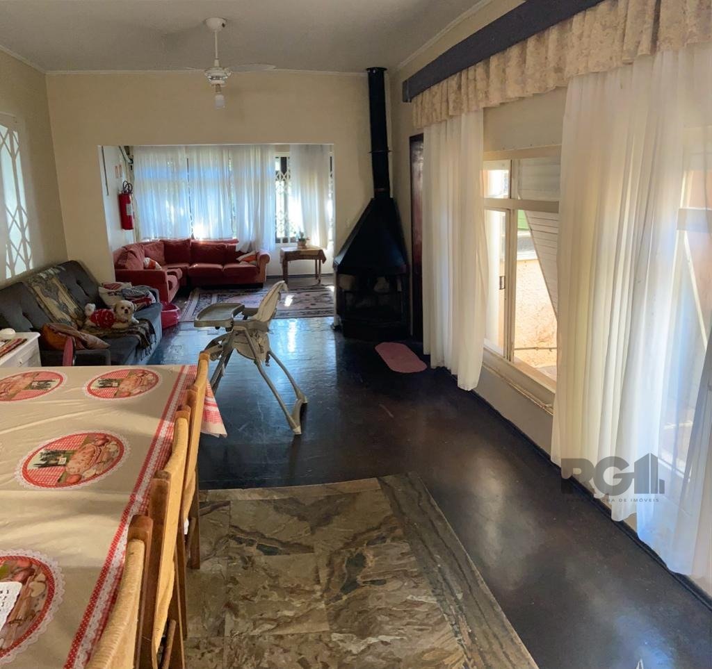 Casa à venda com 330m², 5 quartos, 1 suíte, 3 vagas no bairro Santana em Porto Alegre