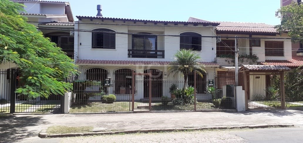 Casa com 224m², 5 dormitórios, 4 suítes, 3 vagas no bairro Jardim Botânico em Porto Alegre para Comprar