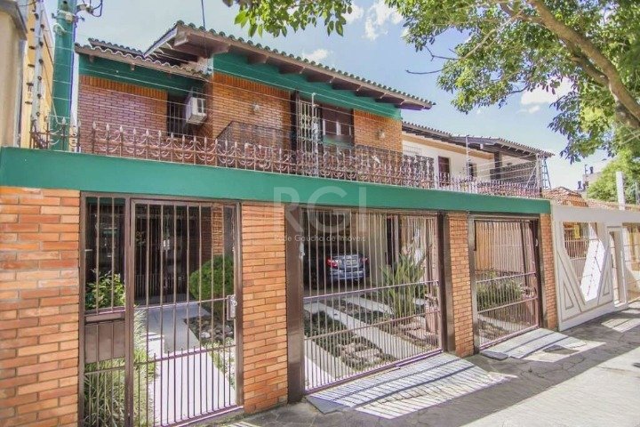Casa com 445m², 3 dormitórios, 3 suítes, 2 vagas no bairro Santana em Porto Alegre para Comprar