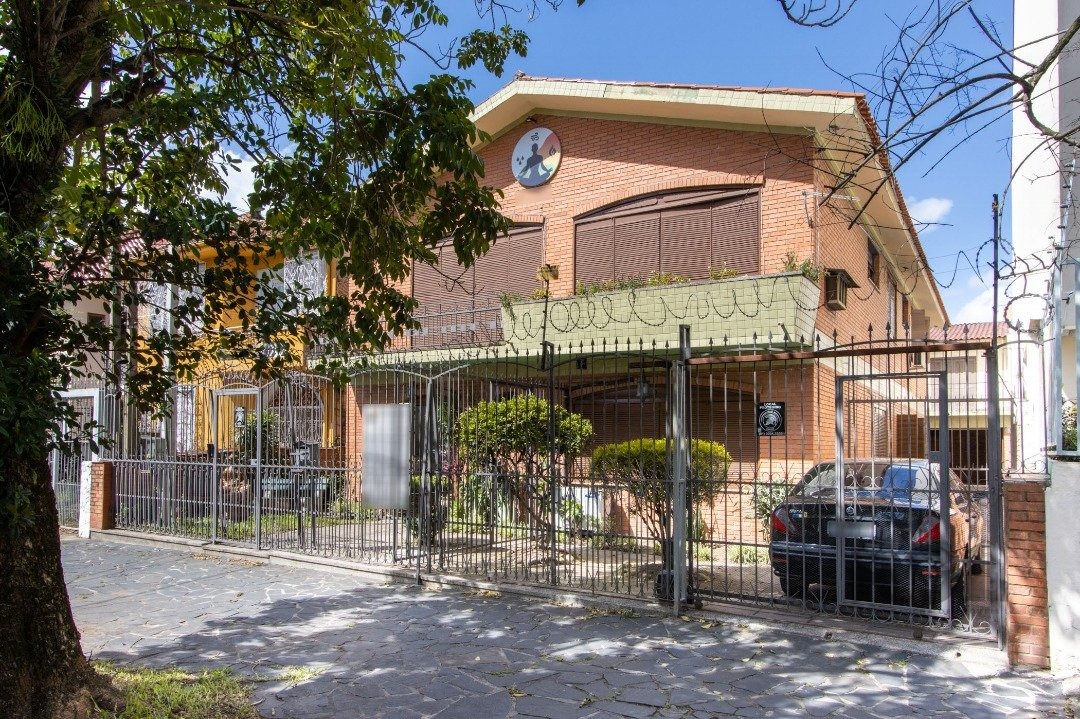 Casa com 448m², 7 dormitórios, 3 suítes, 8 vagas no bairro Santana em Porto Alegre para Comprar