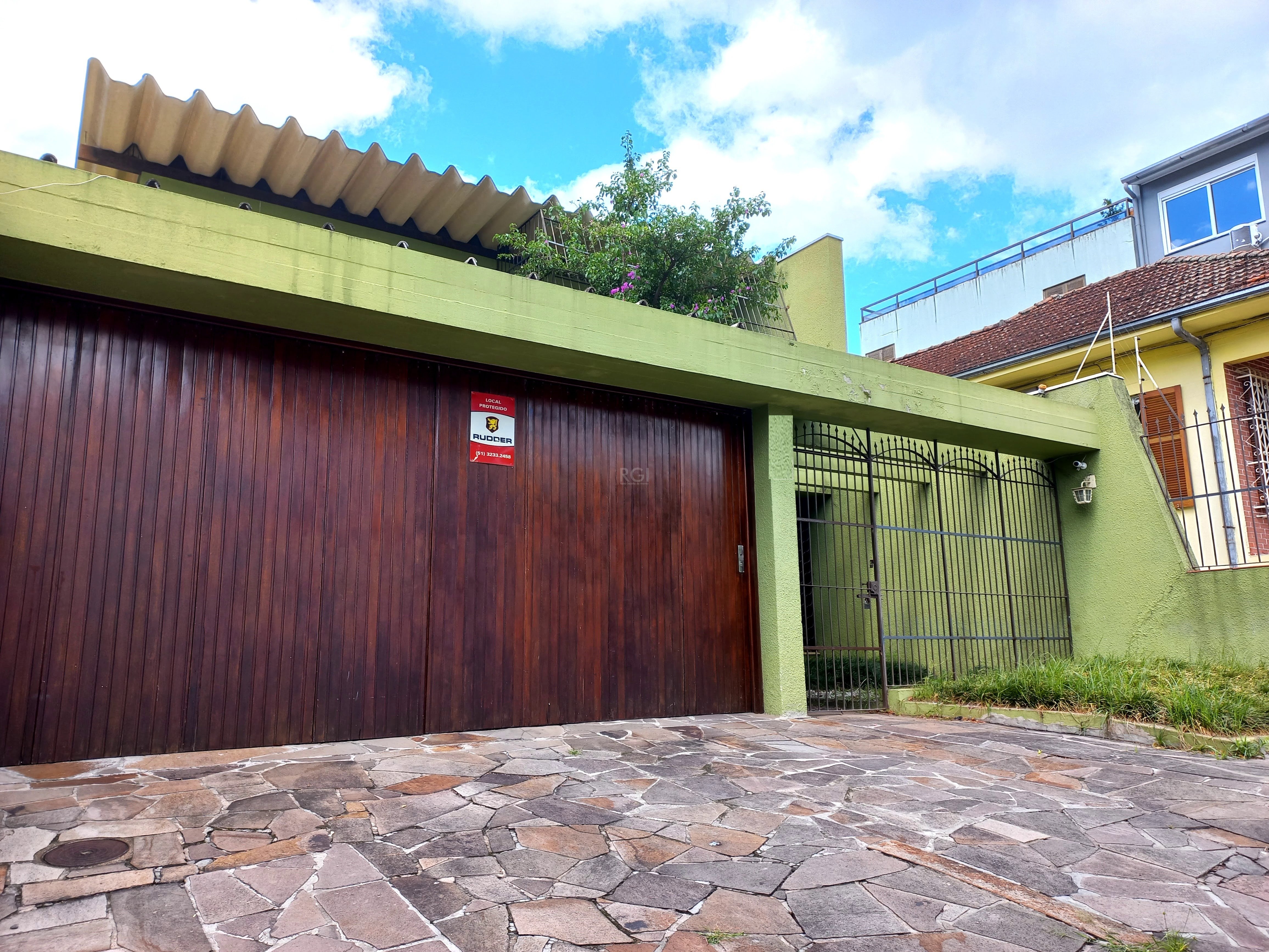 Casa com 300m², 4 dormitórios, 1 suíte, 2 vagas no bairro Santana em Porto Alegre para Comprar