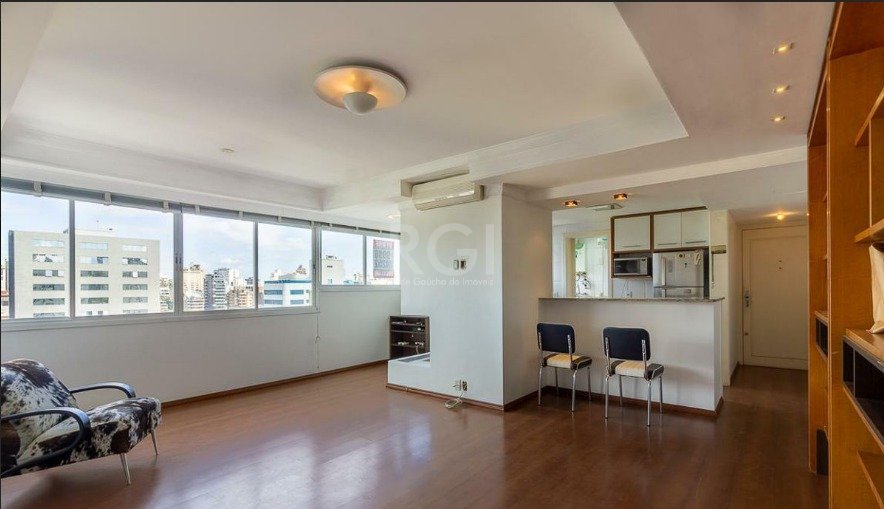 Apartamento com 89m², 2 dormitórios, 1 suíte, 2 vagas no bairro Moinhos de Vento em Porto Alegre para Comprar