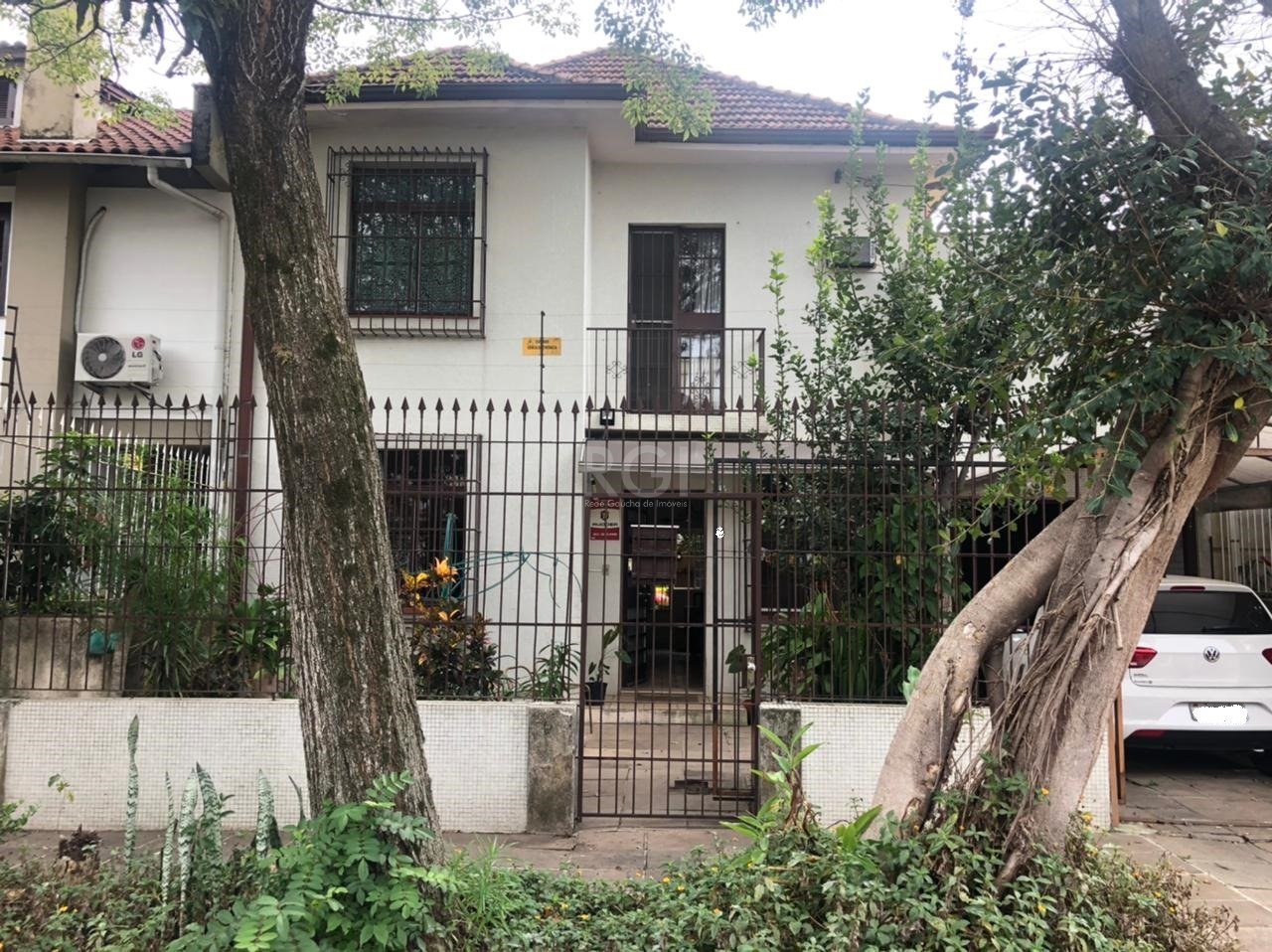Casa com 336m², 4 dormitórios, 1 suíte, 2 vagas no bairro Azenha em Porto Alegre para Comprar