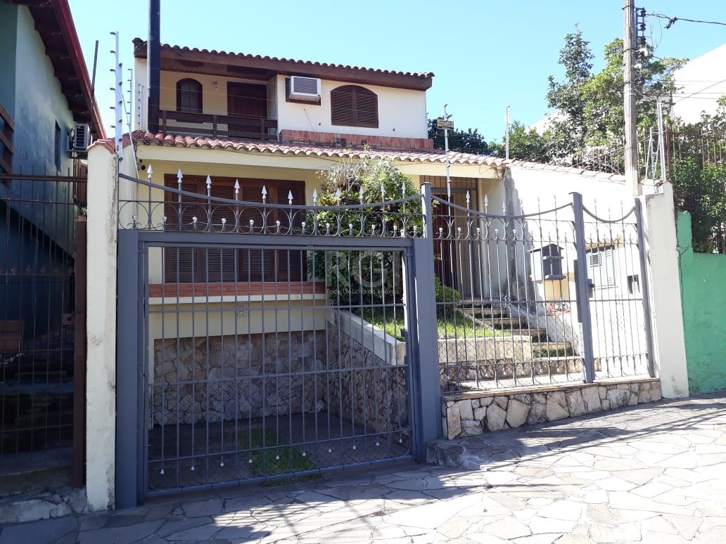 Casa com 184m², 3 dormitórios, 1 suíte, 1 vaga no bairro Santo Antonio em Porto Alegre para Comprar
