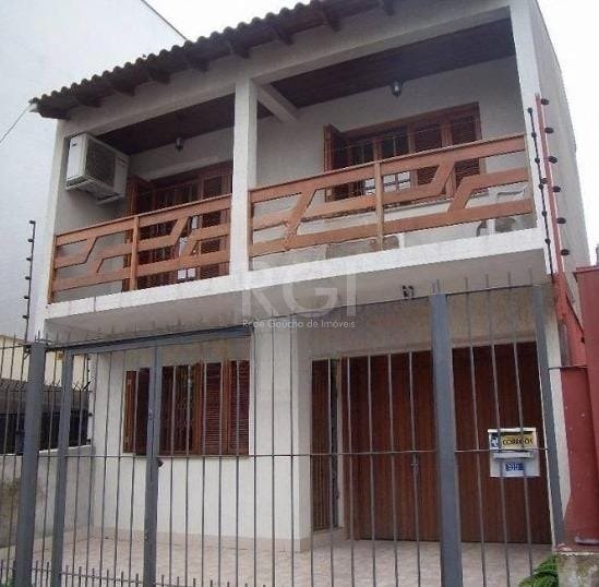 Casa com 93m², 3 dormitórios, 1 suíte, 3 vagas no bairro Santana em Porto Alegre para Comprar