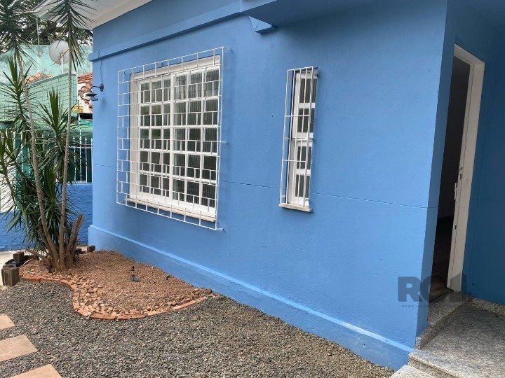 Casa com 290m², 3 dormitórios, 1 suíte, 2 vagas no bairro Santo Antonio em Porto Alegre para Comprar