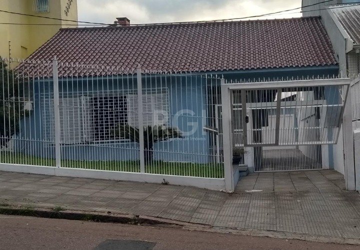 Casa com 249m², 3 dormitórios, 1 suíte, 3 vagas no bairro Medianeira em Porto Alegre para Comprar