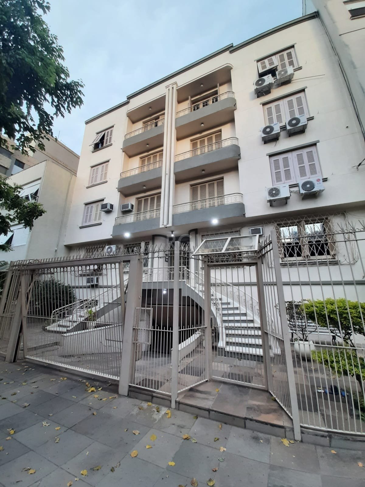 Apartamento à venda com 51m², 2 quartos, 1 vaga no bairro Santana em Porto Alegre