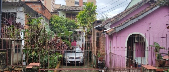 Casa com 300m², 2 dormitórios, 2 vagas no bairro Partenon em Porto Alegre para Comprar