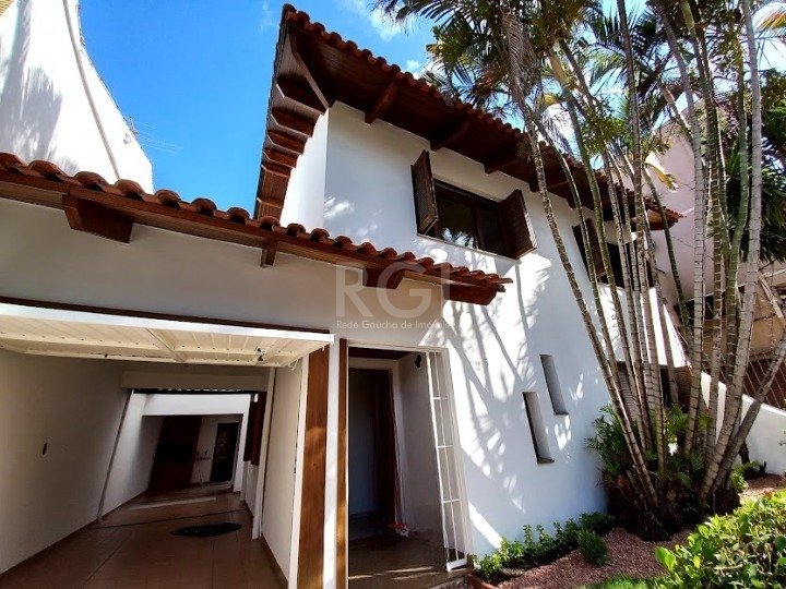 Casa com 224m², 3 dormitórios, 1 suíte, 3 vagas no bairro Santana em Porto Alegre para Comprar