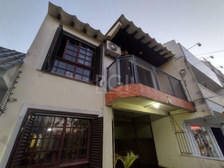Casa com 299m², 4 dormitórios, 2 vagas no bairro Santana em Porto Alegre para Comprar